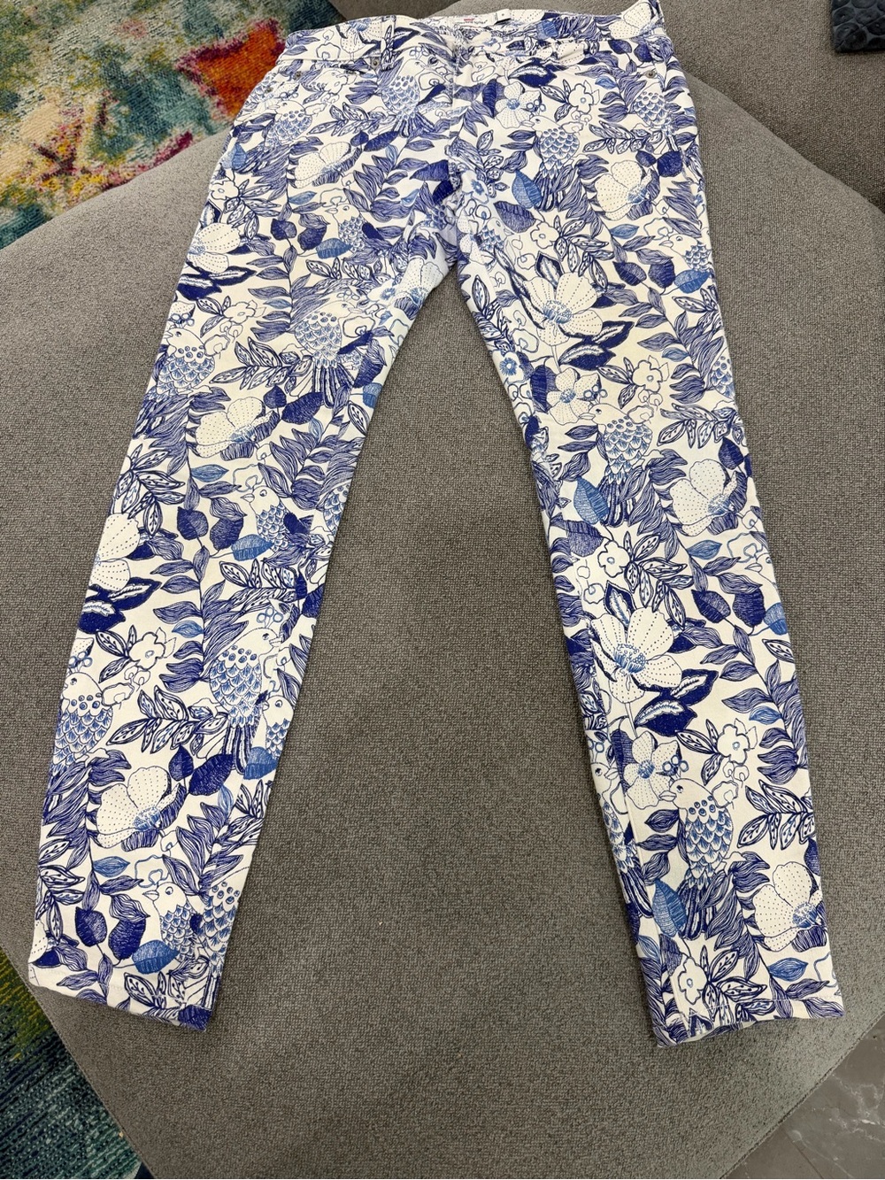 Vineyard Vines White and Blue Floral Parrot Ankle Jeans 8